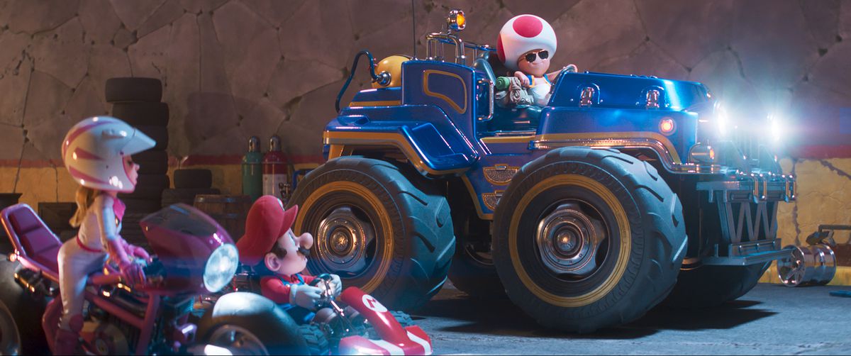(LR) La Principessa Peach (Anya Taylor-Joy), Mario (Chris Pratt) e Toad (Keegan Michael-Key) al volante dei rispettivi veicoli in The Super Mario Bros. Movie.
