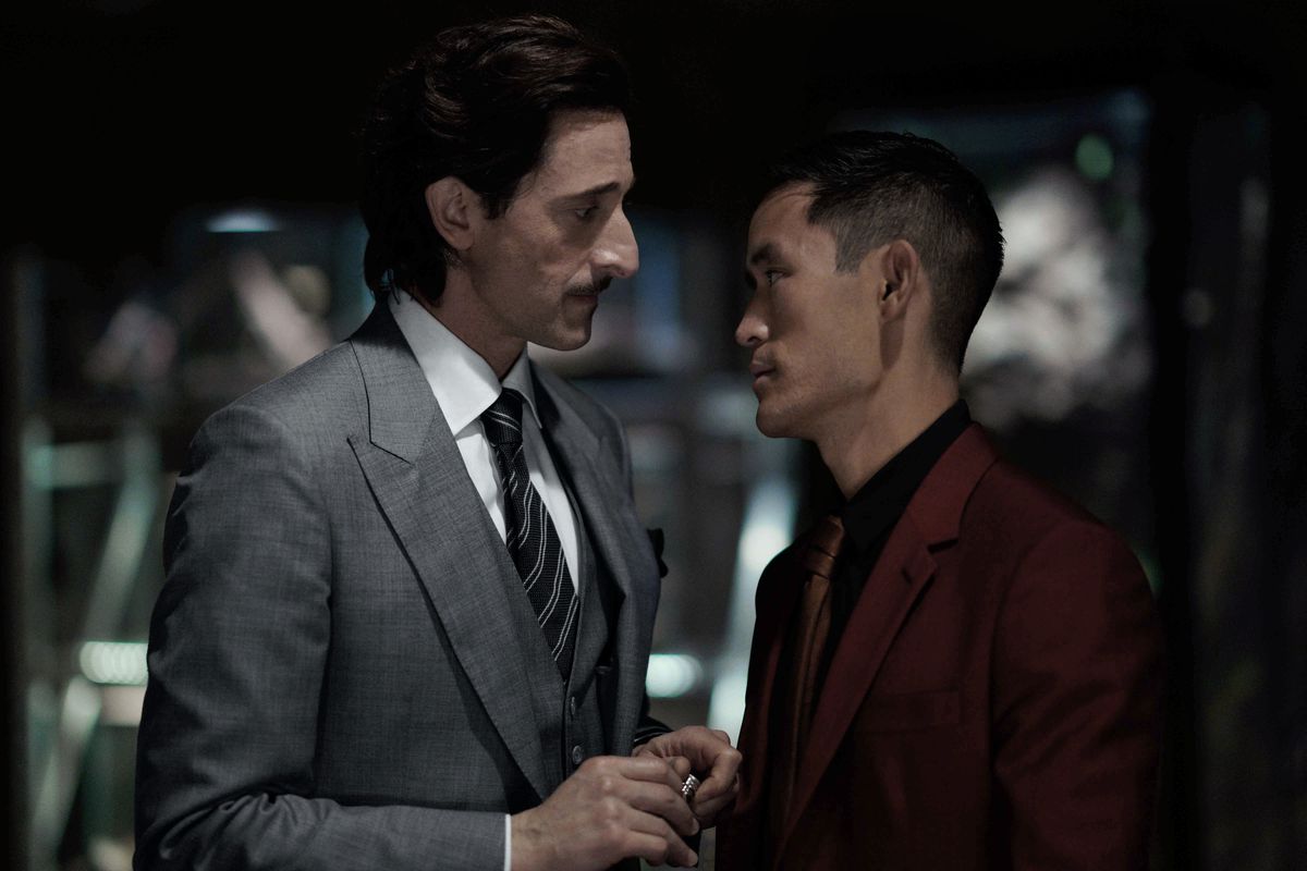 Il cattivo estremamente francese Leveque (Adrien Brody) incombe sul suo subalterno Wagner (Mike Moh) in Ghosted