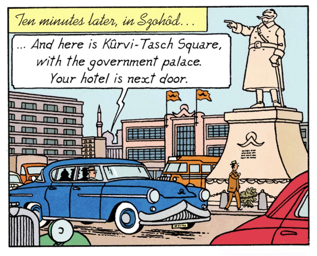 Un'auto con un parafango baffuto passa davanti alla statua di un leader baffuto; sullo sfondo c'è un gigantesco edificio che sventola bandiere baffute