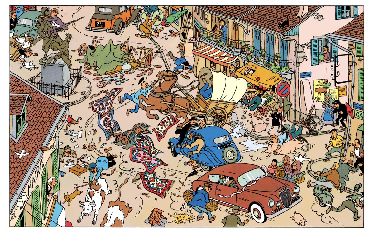 Una vista a volo d'uccello di un'auto che corre alla rinfusa attraverso la piazza di un villaggio in un giorno di mercato, sparpagliando persone, animali e oggetti ovunque