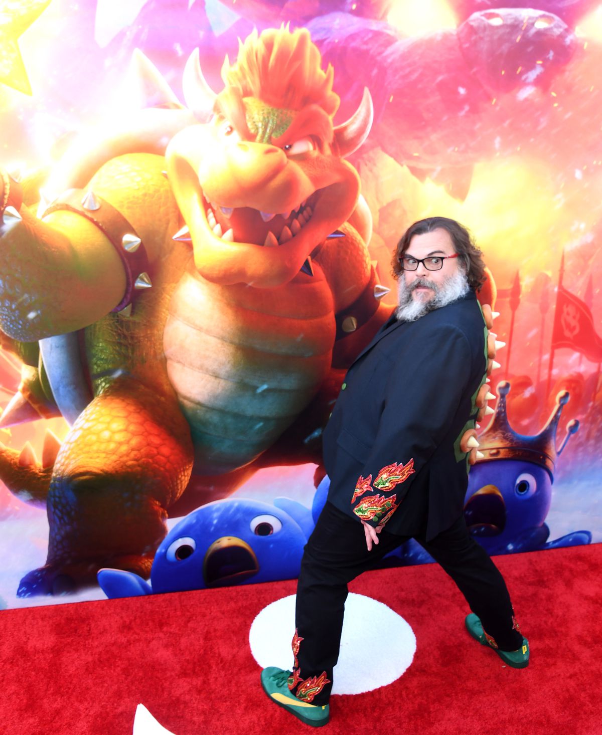 Jack Black posa sul tappeto rosso alla premiere di Los Angeles di The Super Mario Bros. Movie. Indossa un abito con le punte sulla schiena di Bowser, con ricami di fiamme sull'abito e sui polsini dei pantaloni.