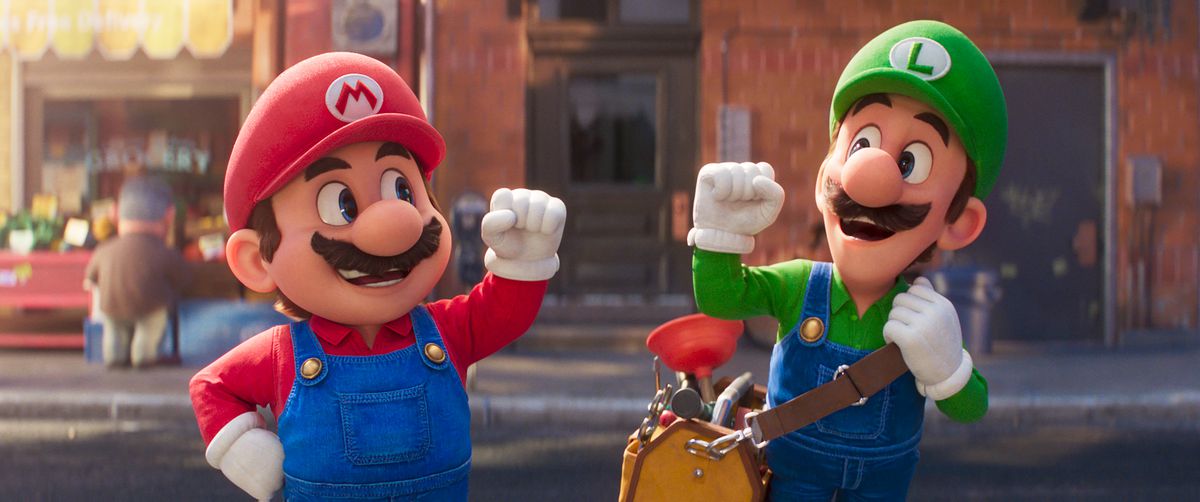 (LR) Mario (Chris Pratt) e Luigi (Charlie Day) portano attrezzi da idraulico e sorridono con i pugni alzati nel film di Super Mario Bros..