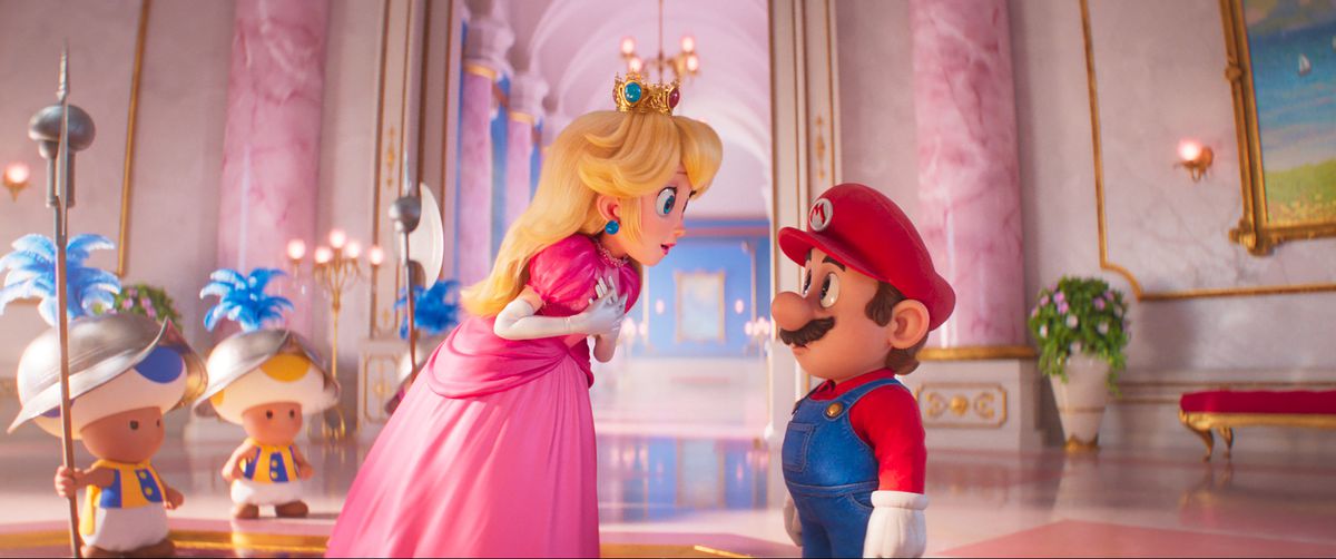 Peach (Anya Taylor-Joy) si china e guarda scioccata Mario (Chris Pratt)