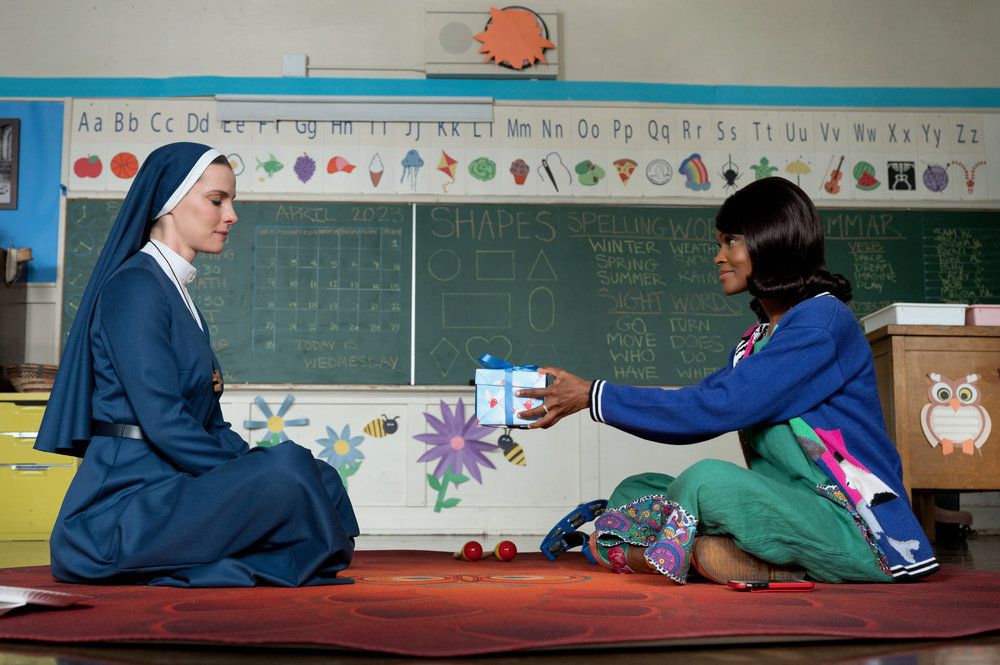 Simone (Betty Gilpin) siede di fronte a un procuratore della signora Davis