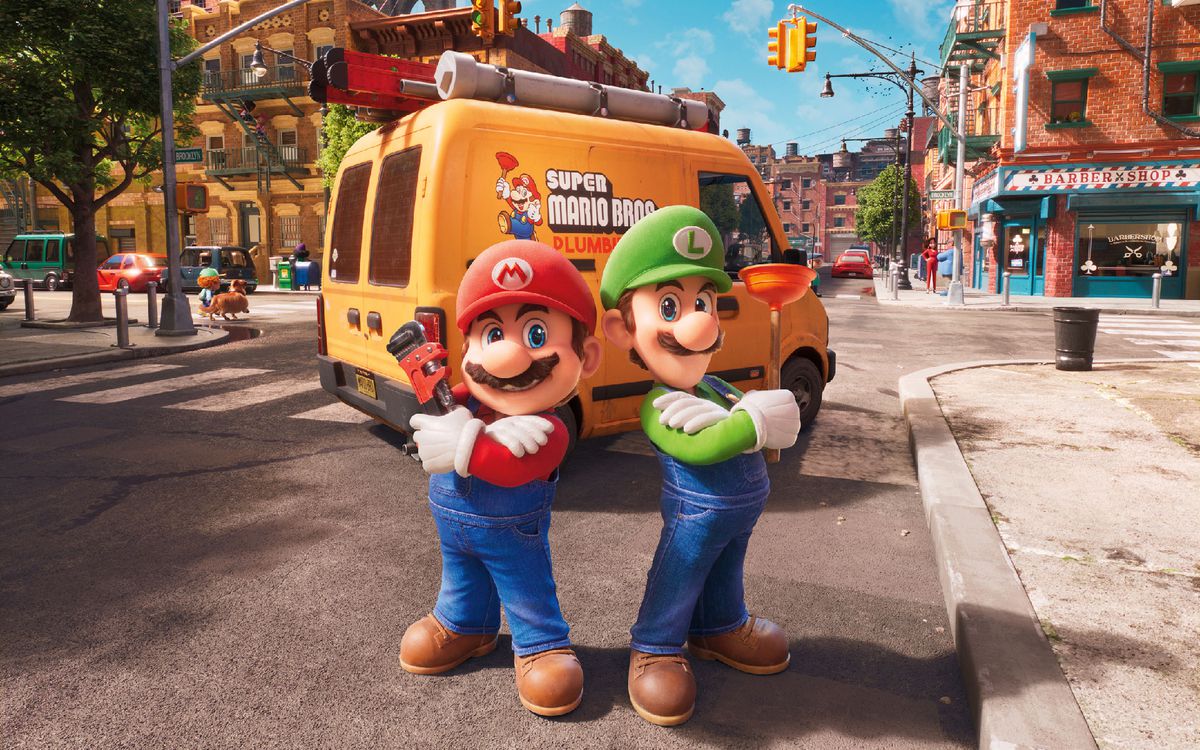 Mario, con in mano una chiave inglese, e Luigi, con in mano uno sturalavandini, stanno schiena contro schiena davanti al camion dell'impianto idraulico di Super Mario Bros. vicino a un incrocio di Brooklyn nell'artwork del film di Super Mario Bros..
