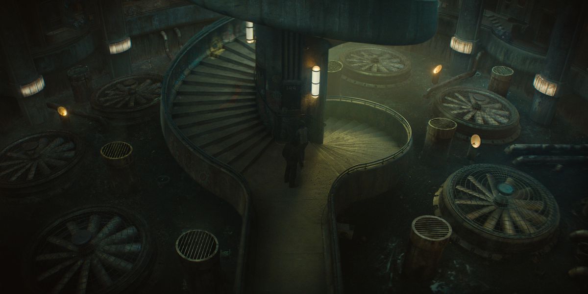 Due figure in piedi vicino al fondo della scalinata di Silo