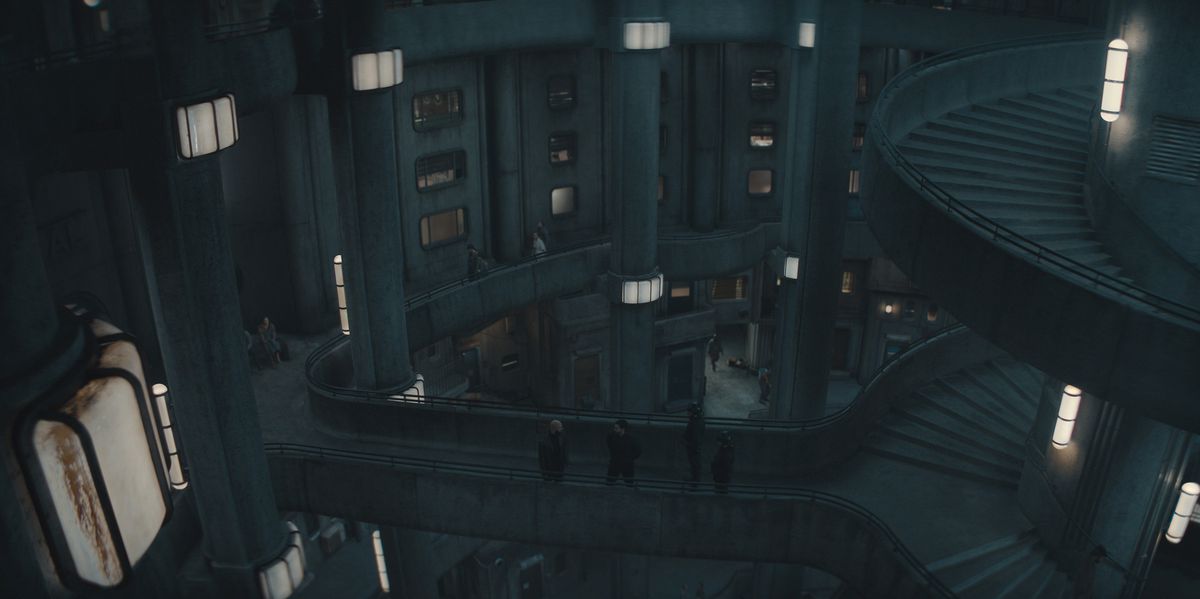 Un'inquadratura del personaggio di Common in Silo in piedi su un ponte che parla con qualcuno in un fotogramma di Silo