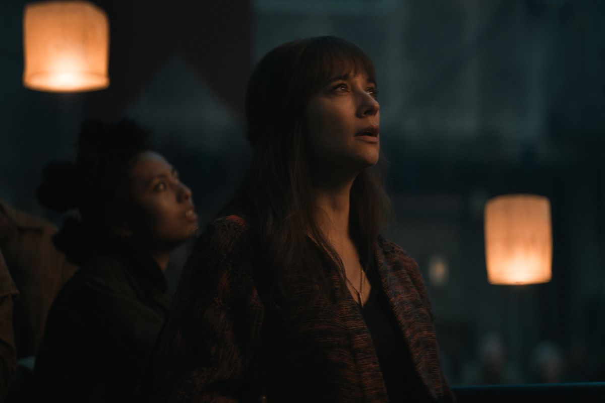 Allison (Rashida Jones) guarda qualcosa in un fotogramma di Silo