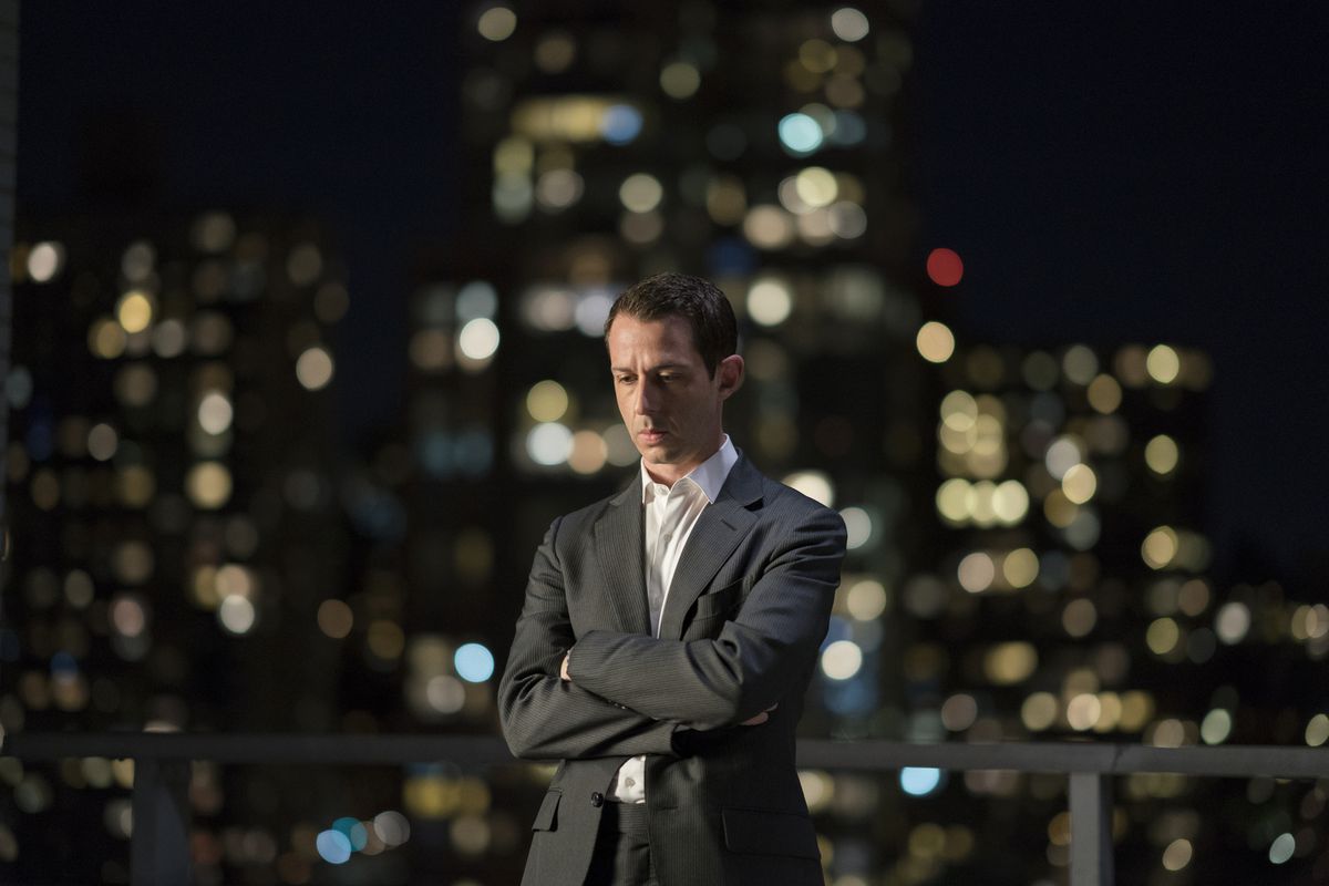 Kendall (Jeremy Strong) in piedi su un tetto con aria triste in un fotogramma della prima stagione di Succession