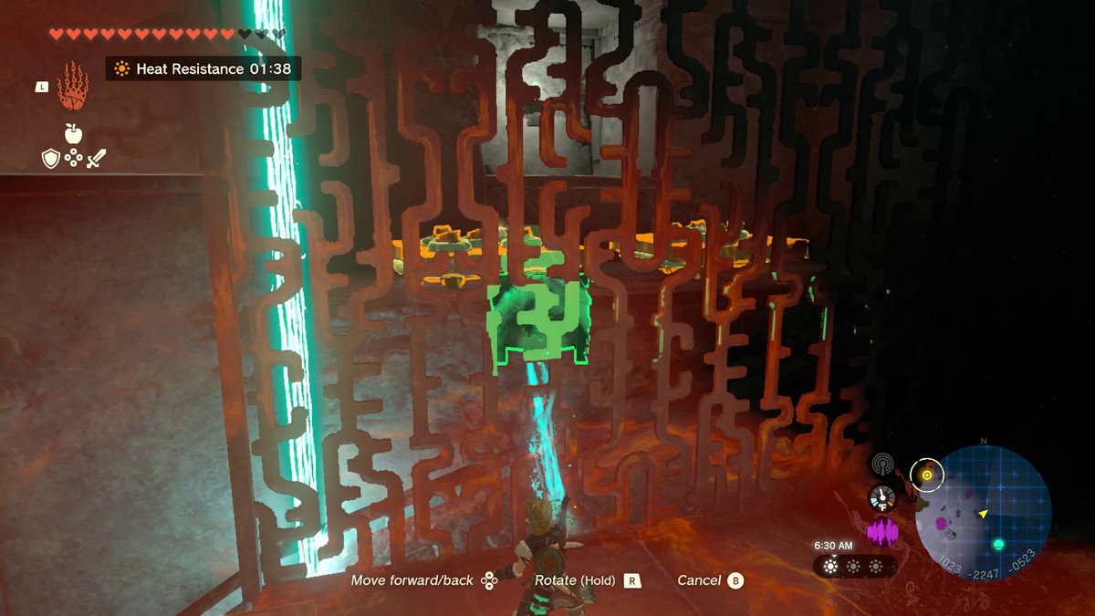 Link raccoglie uno scrigno del tesoro attraverso una grata di metallo usando la sua abilità Ultrahand in Tears of the Kingdom