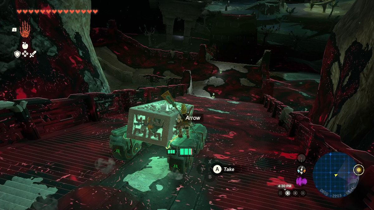 Link scende una rampa di scale oscurata nelle profondità su un'auto fatta di ruote e una scatola con un braccio all'interno in Tears of the Kingdom