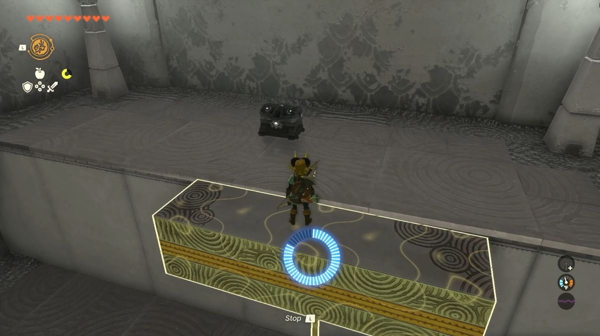 Link usa Recall per cavalcare un blocco fino a una sporgenza dove uno scrigno del tesoro è in attesa nel Santuario Jochi-iu in Zelda: Tears of the Kingdom.