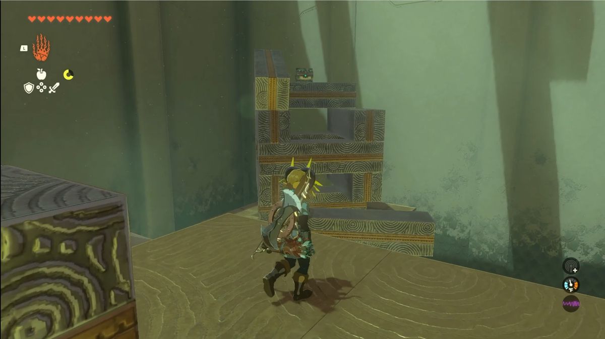Link sembra una pila di blocchi, semidistrutti, con uno scrigno del tesoro in cima nel Santuario Jochi-iu in Zelda: Tears of the Kingdom.