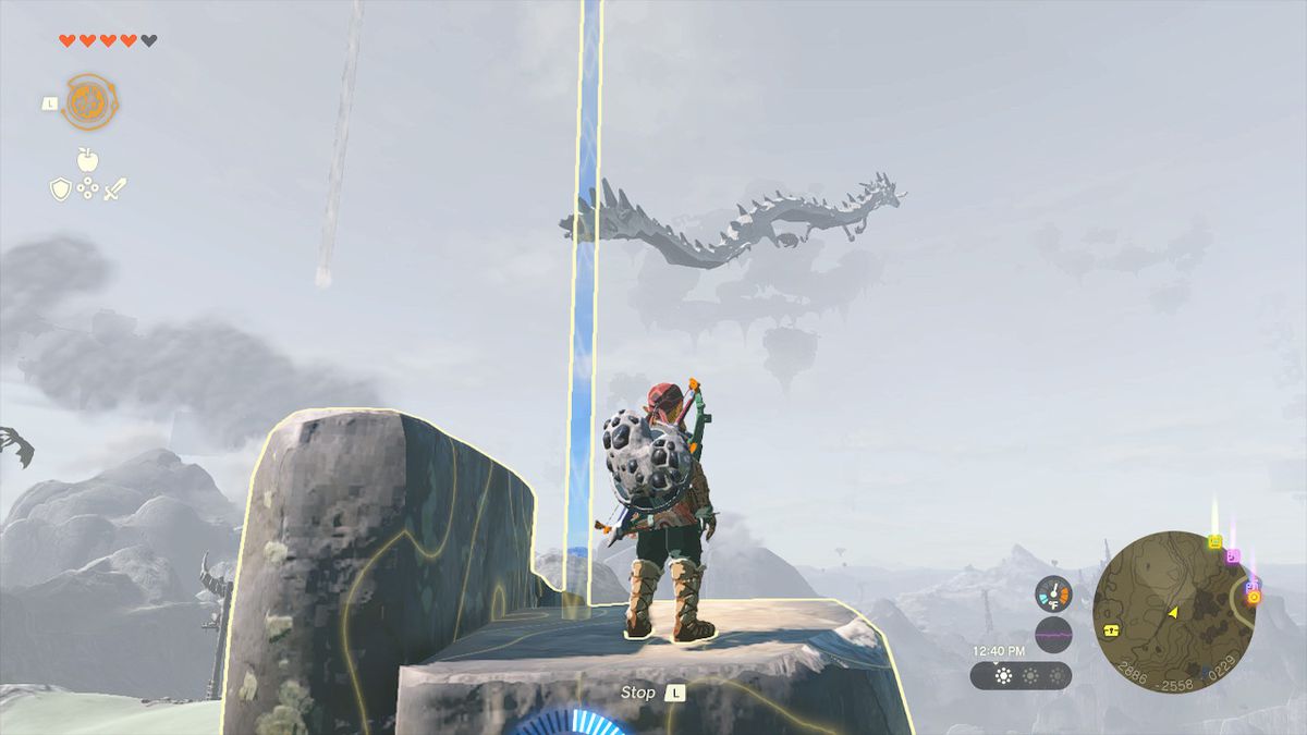 Link usa Recall su una roccia del cielo per sollevarsi e avvicinarsi a un drago in Zelda: Tears of the Kingdom