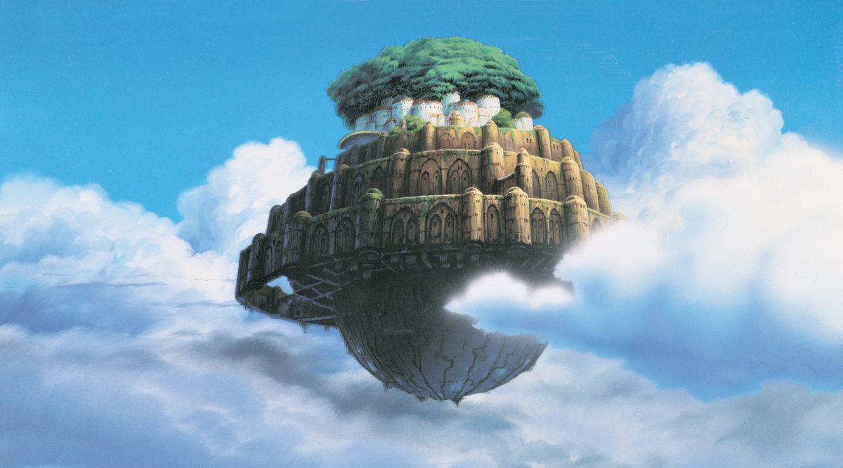 La città volante di Laputa, un complesso di pietra a più piani da cui cresce un grande albero, fluttua tra le nuvole in Castle in the Sky.