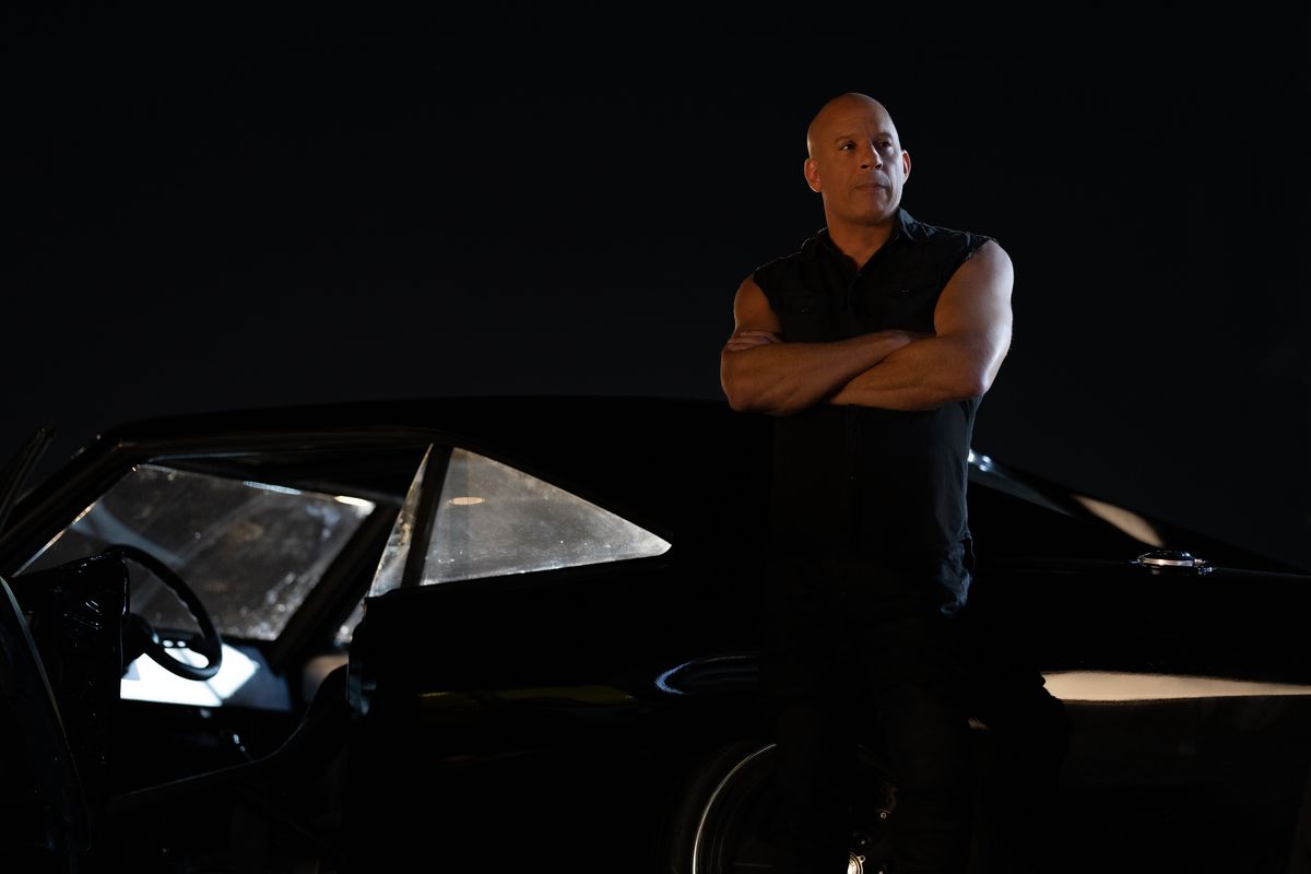 Dominic Toretto si appoggia alla sua Charger di notte in Fast X