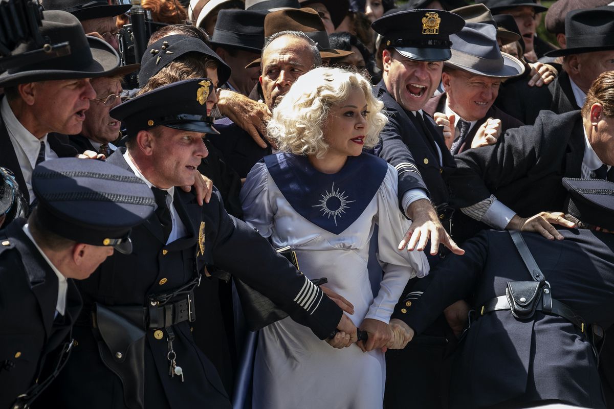 Poliziotti entusiasti circondano Tatiana Maslany nel riavvio di Perry Mason della HBO.