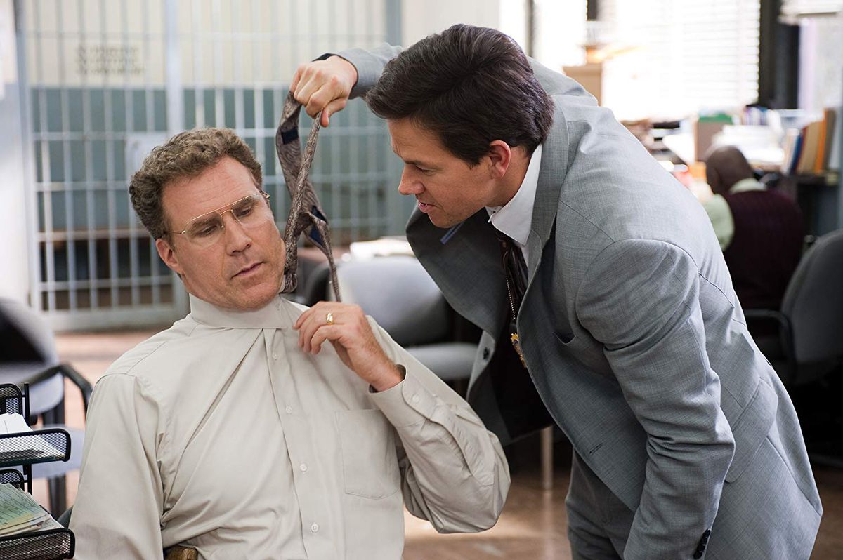 Mark Wahlberg tira la cravatta di Will Ferrell in uno screengrab di The Other Guys