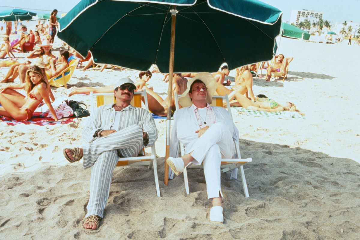 Robin Williams e Nathan Lane si rilassano sulla spiaggia di The Birdcage.