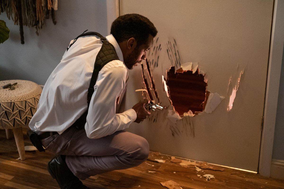 Nate (McKinley Freeman) esamina i segni di graffio e un buco in una porta