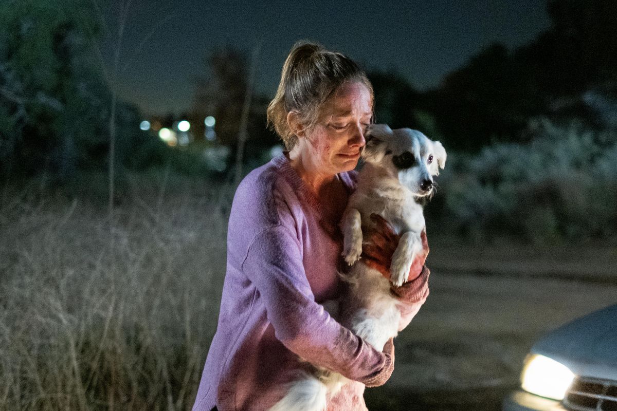Maggie (Judy Greer) detiene Reuben (Chico the Dog)