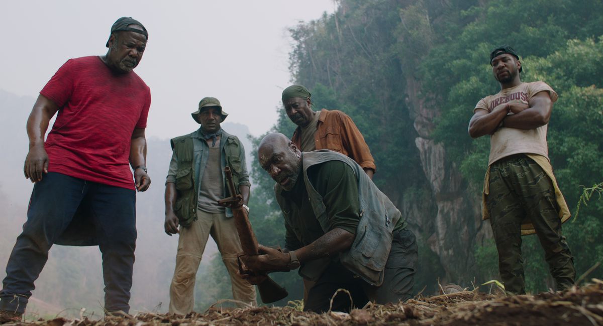 un gruppo di uomini guarda un sito di scavo