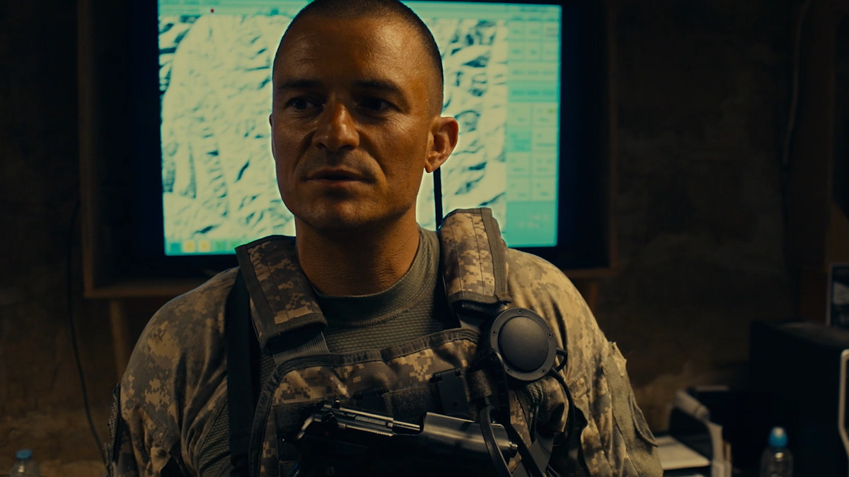 un soldato si trova di fronte a uno schermo