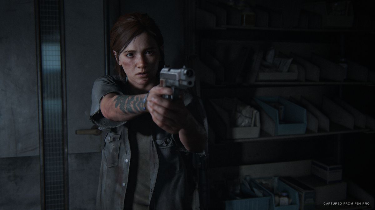 The Last of Us Part 2 eroina Ellie punta una pistola