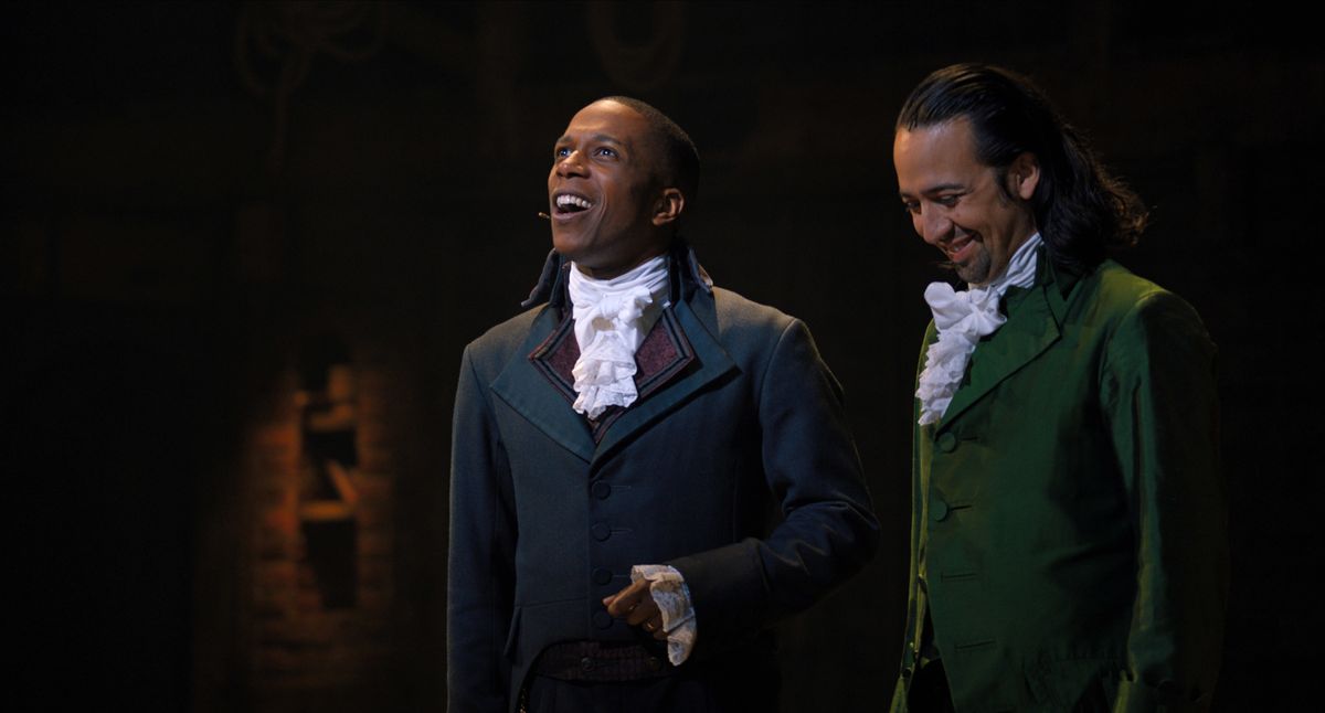 Aaron Burr (Leslie Odom Jr.) e Alexander Hamilton (Lin-Manuel Miranda) si prendono una pausa dall'odiarsi per condividere una risata