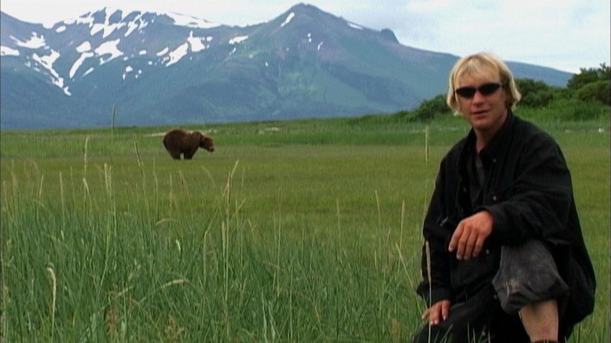Timothy Treadwell si pone di fronte a un orso grizzly