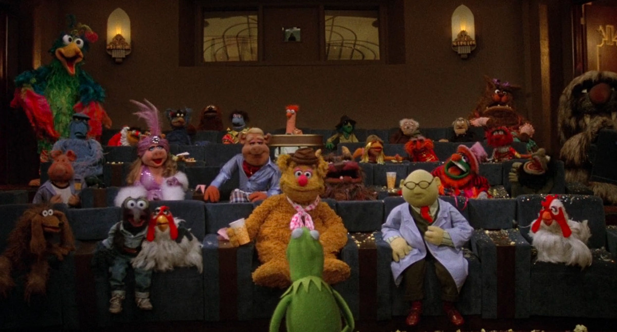 Il cast del film Muppet si trova in una sala di proiezione con Kermit che conduce la conversazione