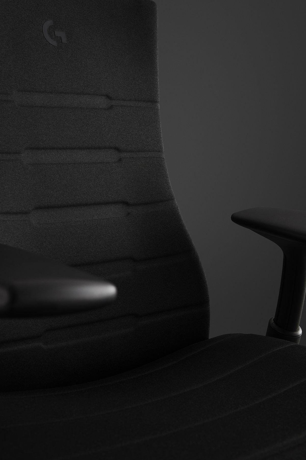 Un sedile nero con una G sullo schienale.