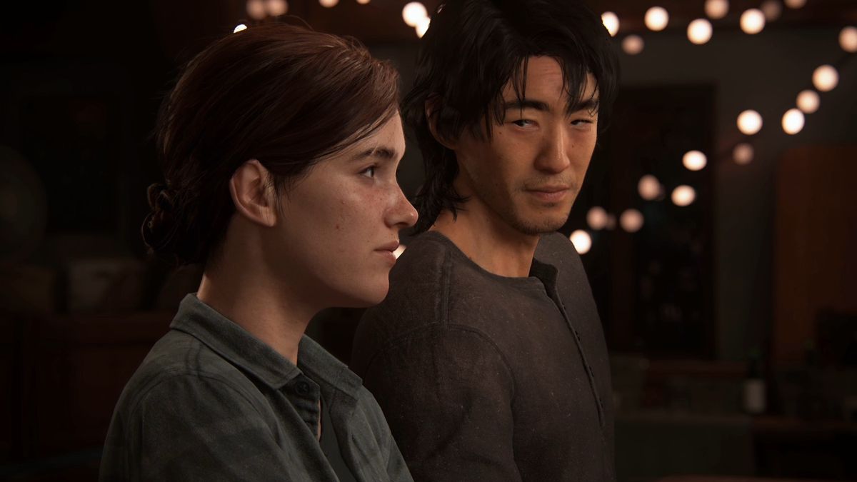 una giovane donna (Ellie) e un giovane (Jesse) in piedi sotto le luci in The Last of Us Part 2