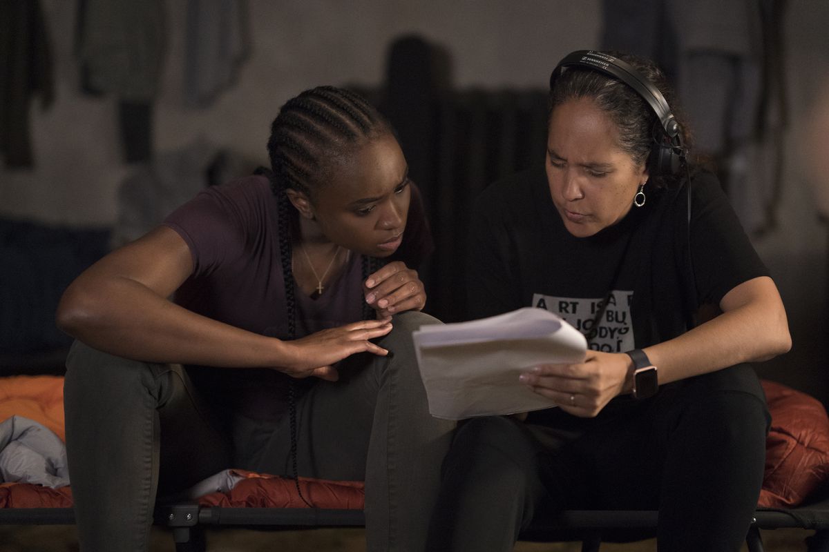 La regista Gina Prince-Bythewood e la star Kiki Layne esaminano una pagina della sceneggiatura sul set di The Old Guard.