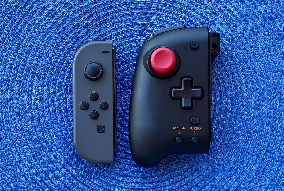 L'Hori Split Pad Pro con un Nintendo Joy-Con