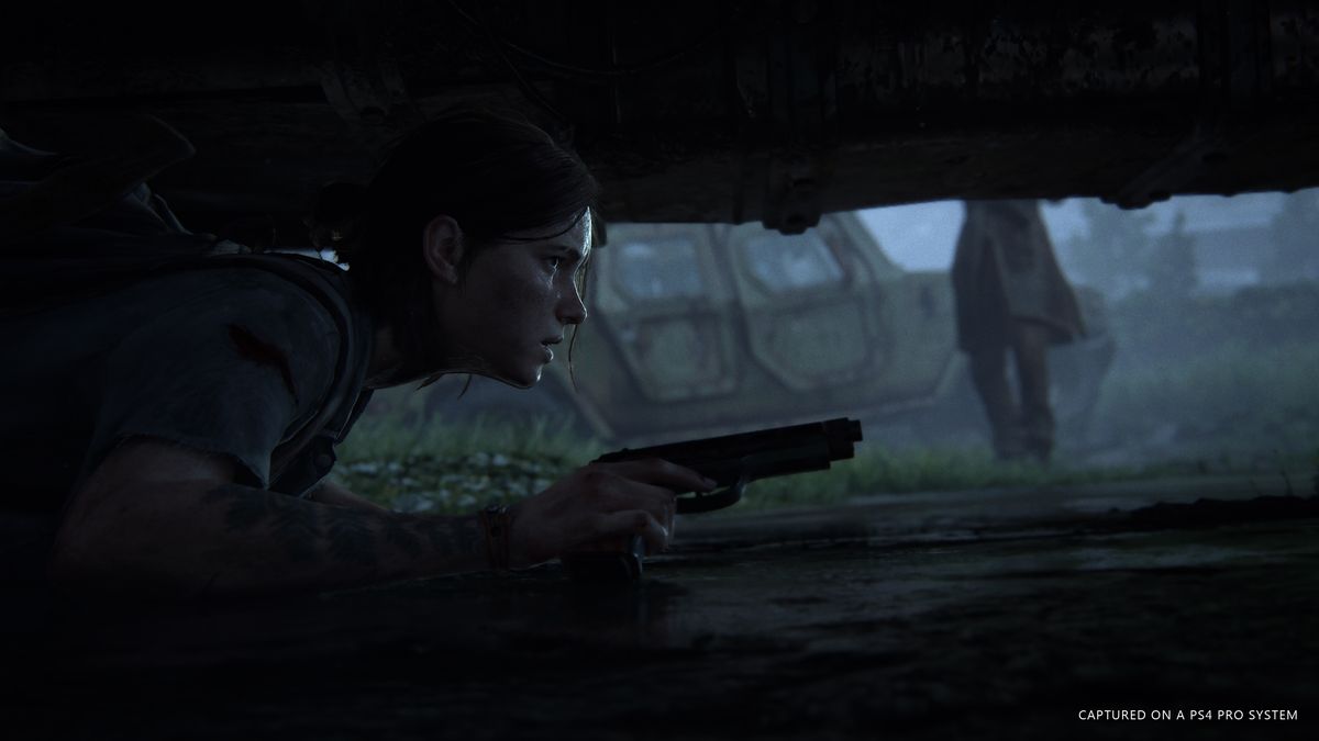 Ellie si nasconde sotto una macchina in The Last of Us Part 2