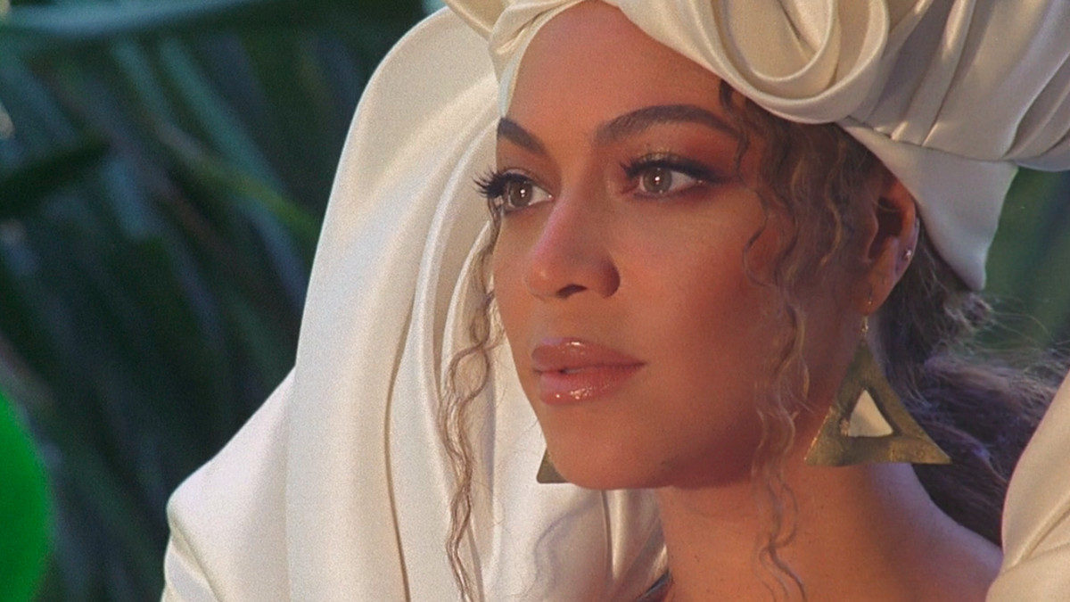 Beyonce in copricapo bianco e abito in Black Is King