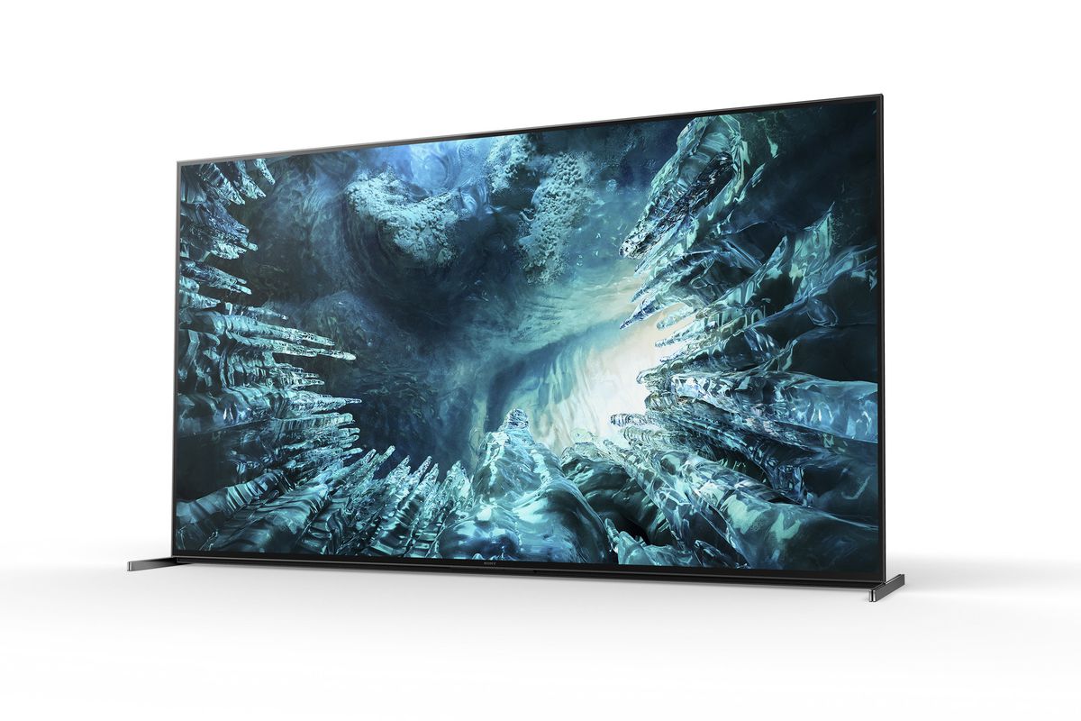 una vista ad angolo frontale dal lato destro della TV Sony Z8H 8K, che mostra i ghiaccioli sullo schermo