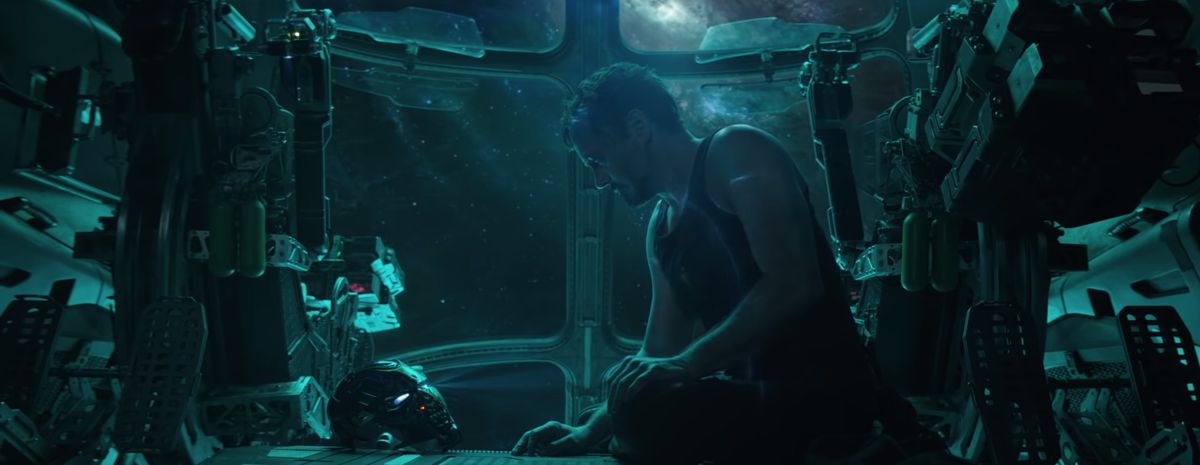 Avengers: Endgame - Tony Stark guarda il suo casco