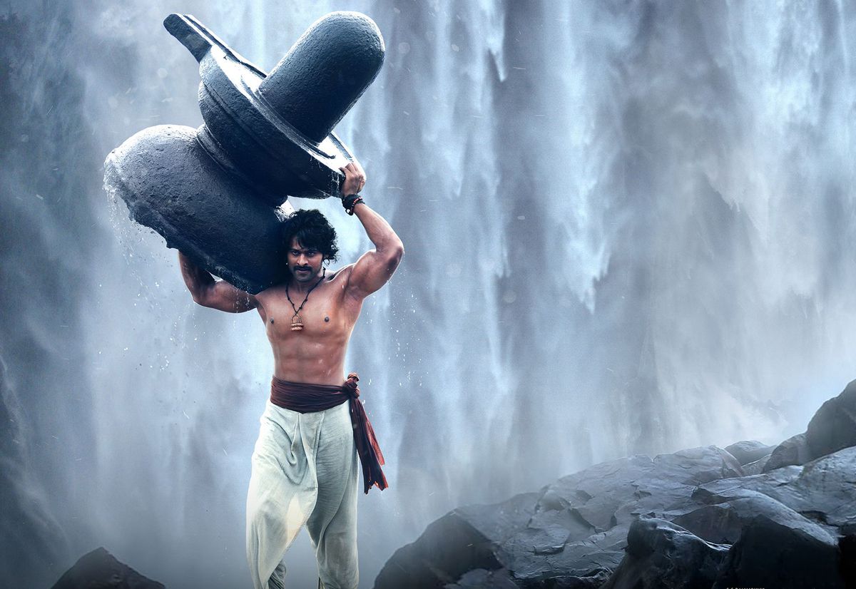 Baahubali: The Beginning - prabhas come baahubali che trasporta una fontana gigante
