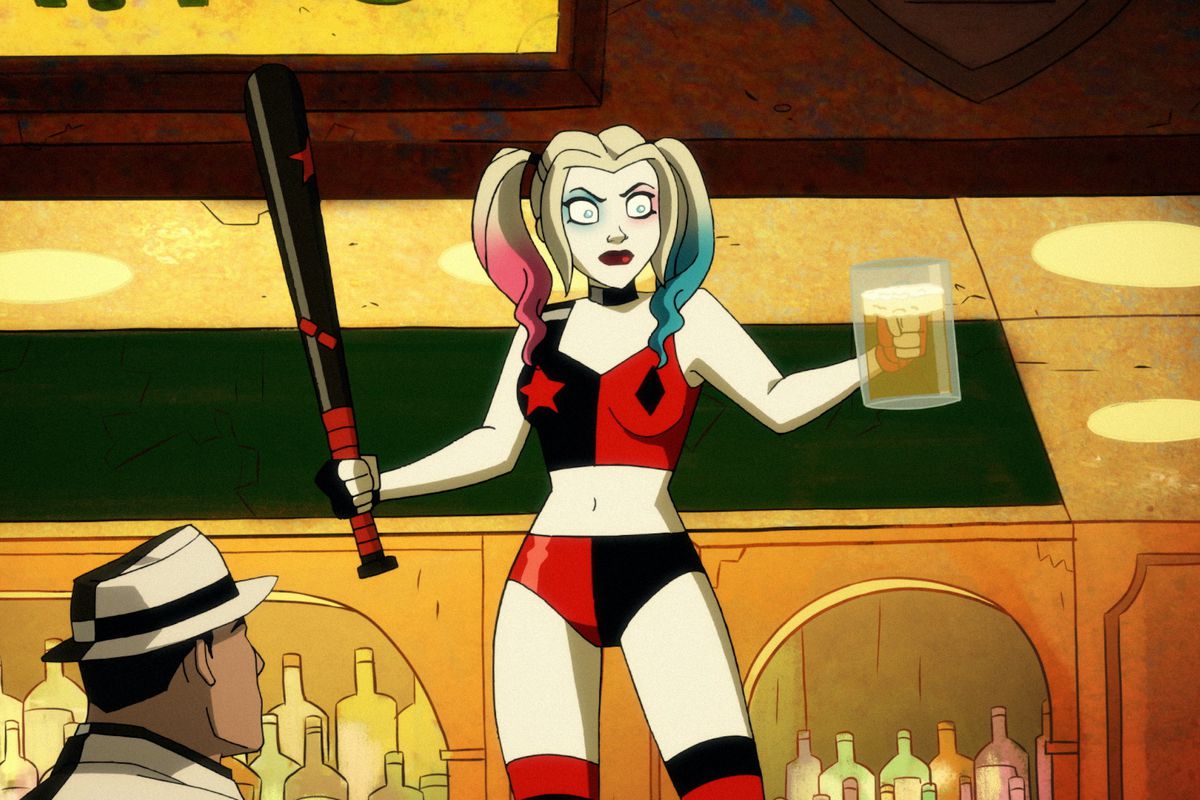 Harley Quinn è in piedi su un bar, mazza in una mano, boccale di birra pieno in un'altra, nella seconda stagione di Harley Quinn.
