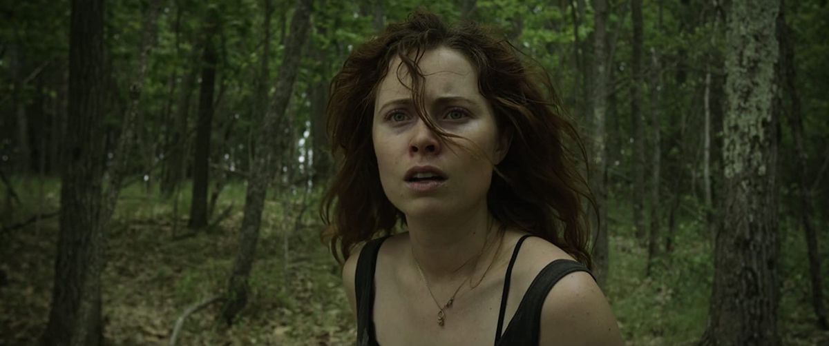 Hannah Emily Anderson sembra spaventata nel bosco