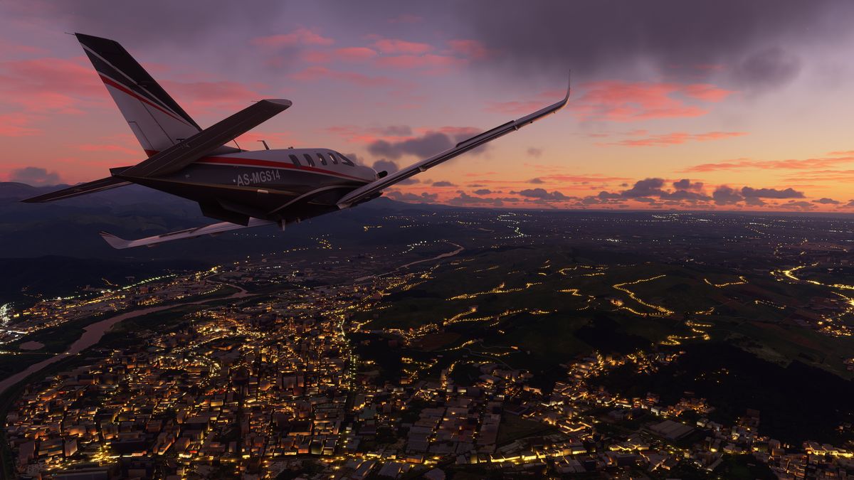Un aereo turboelica che galleggia su una scena notturna, con temperature della luce realistiche su strade e ponti sottostanti, in Microsoft Flight Simulator