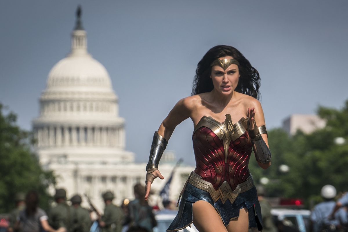 Wonder Woman 1984: Diana corre davanti al Campidoglio di Washington DC