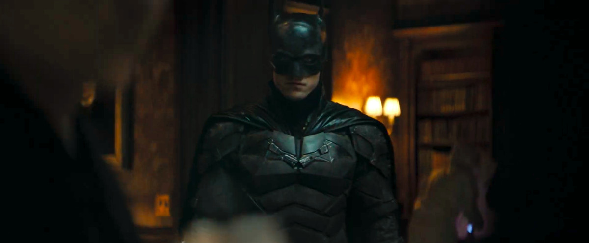 il batman in piedi in una villa in The Batman (2021)