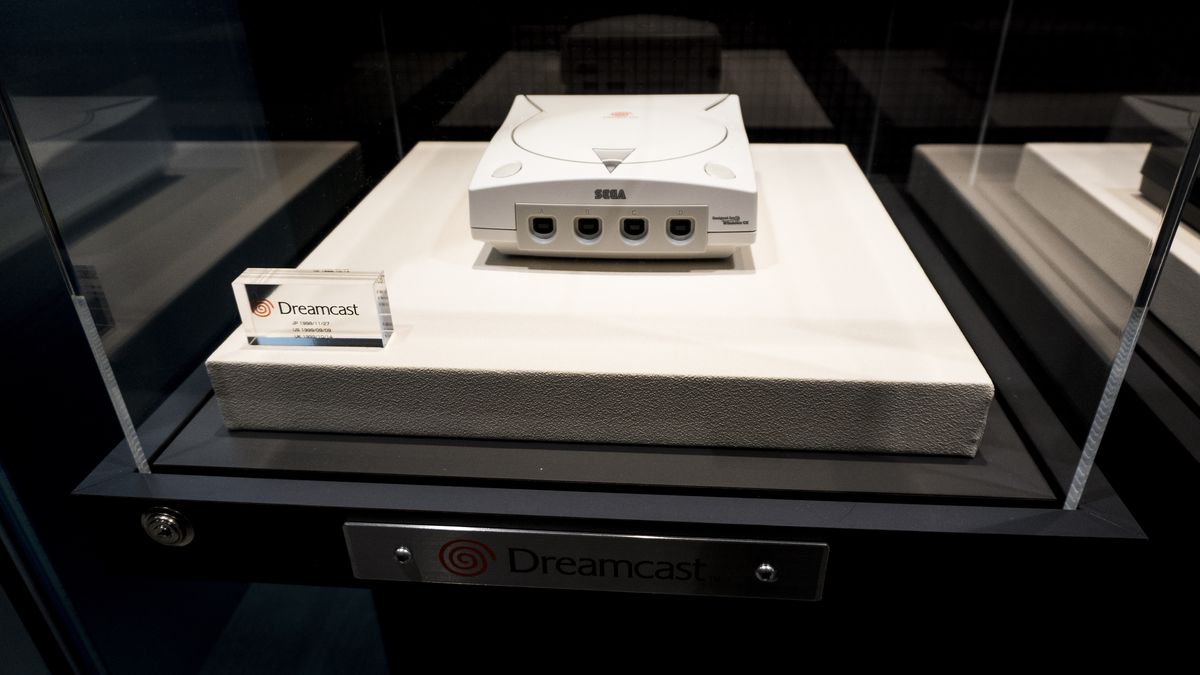 Un Dreamcast si trova all'interno di una teca di vetro, sembra una mostra in un museo