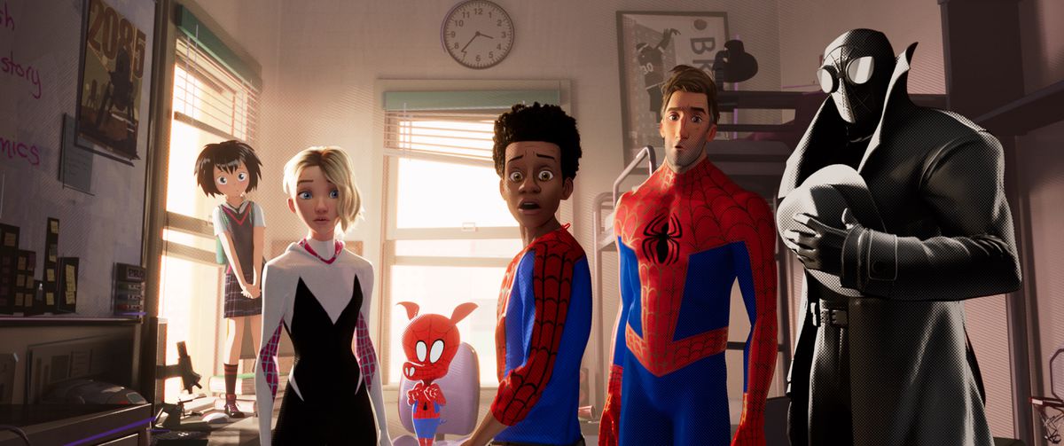 Peni (Kimiko Glen), Spider-Gwen (Hailee Steinfeld), Spider-Ham (John Mulaney), Miles Morales (Shameik Moore), Peter Parker (Jake Johnson), Spider-Man Noir (Nicolas Cage) sono tutti scioccati.