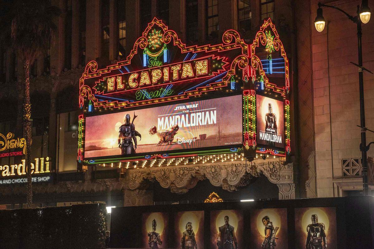 el capitan theater a hollywood con il poster mandaloriano come banner di selezione