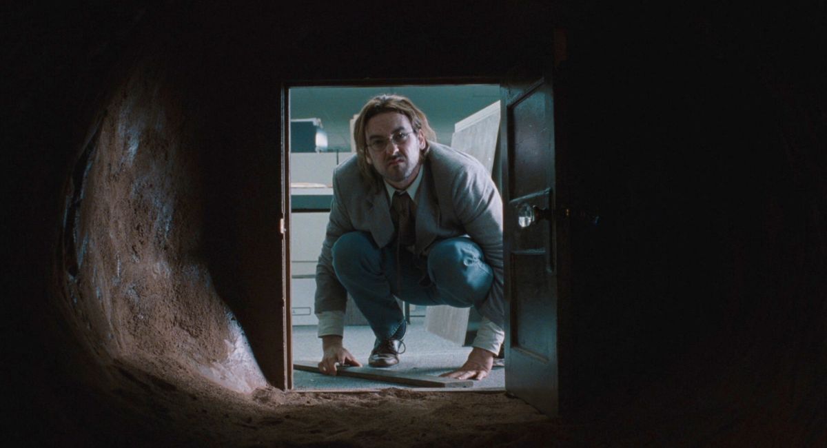 John Cusack guarda nel portale di John Malkovich come John Malkovich