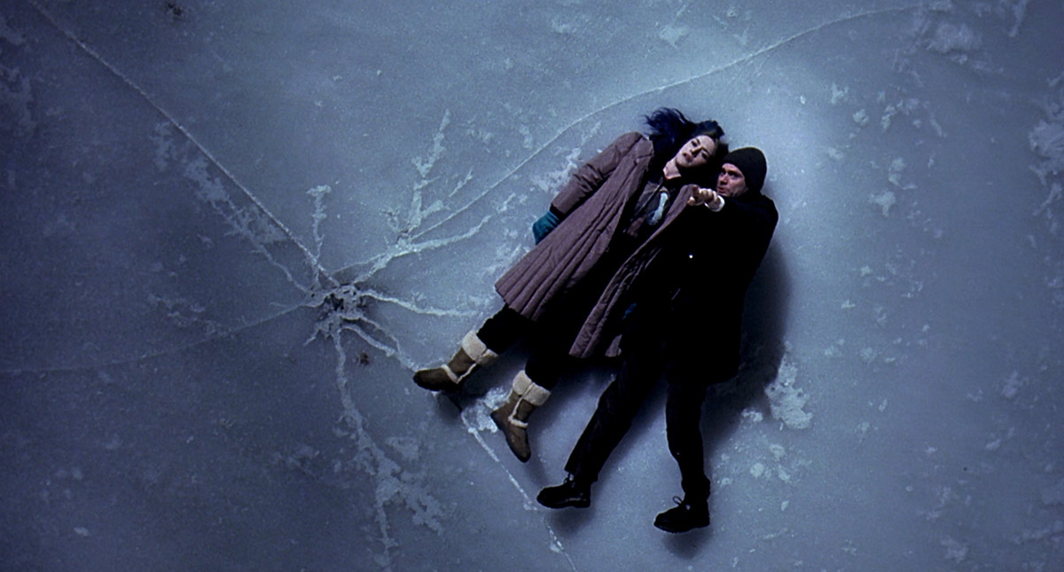 Joel (Jim Carrey) e Clementine (Kate Winslet) giacciono sul ghiaccio nel sole eterno della mente immacolata